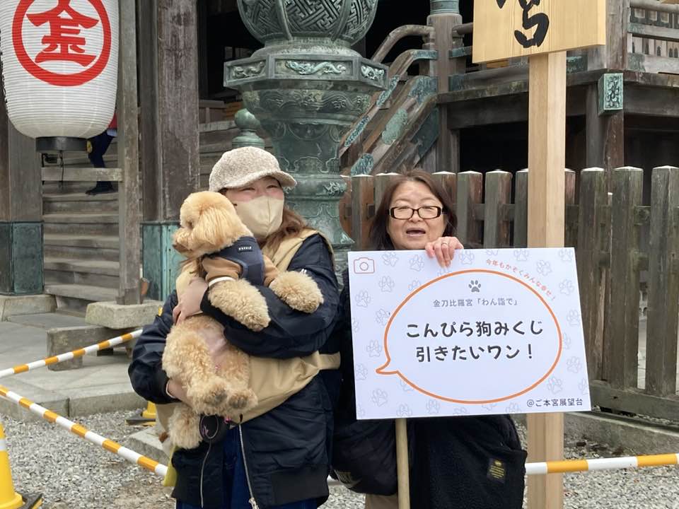 実行委員会が準備したプレートを片手に記念撮影